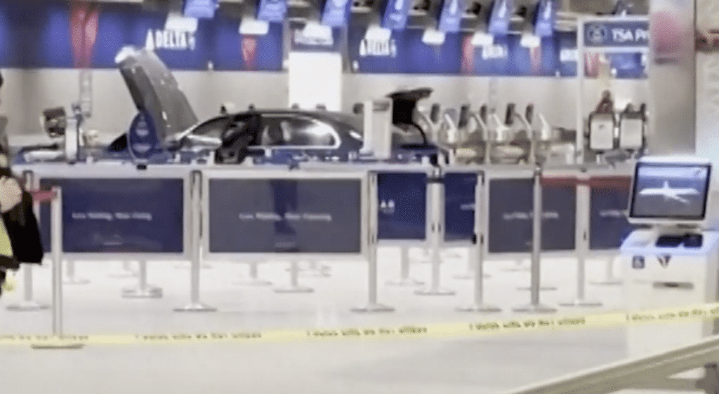 Auto rast in Flughafenhalle