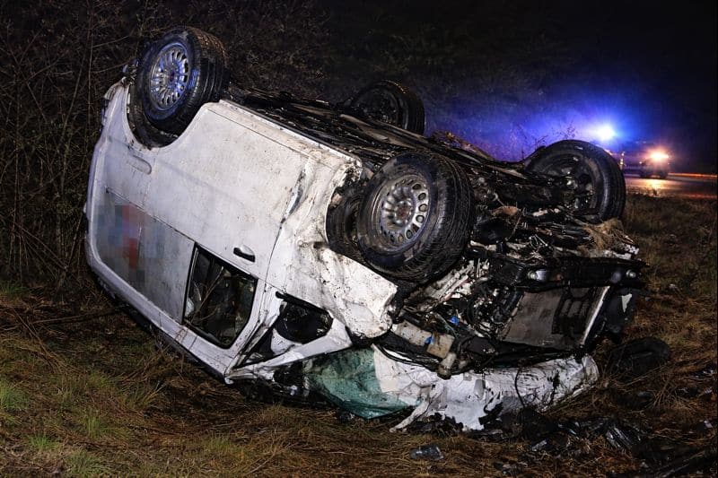 GlätteUnfall auf der A10 Transporter überschlägt