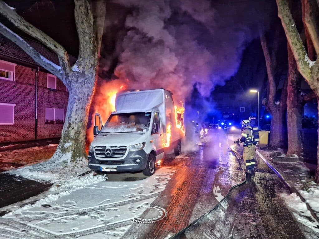 Brennender Kleinlaster in Neuss-Weissenberg