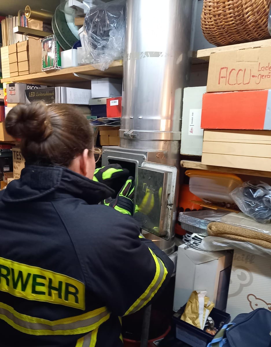 Feuerwehr rettet Kauz aus Kamin