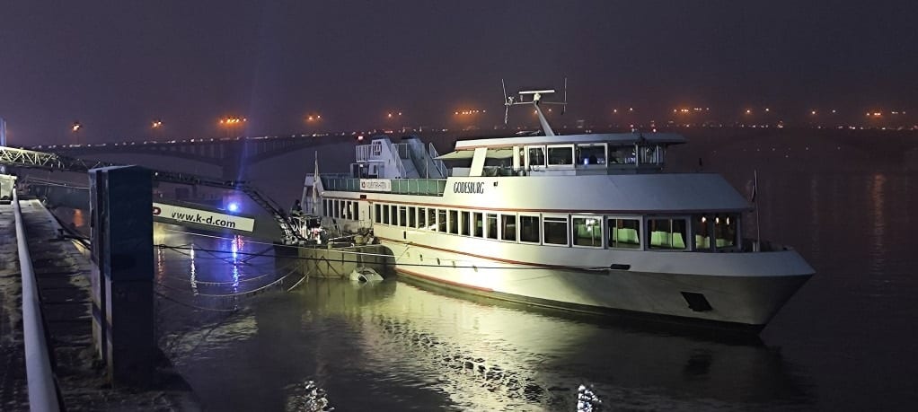 PKW rollt in Mainz in den Rhein