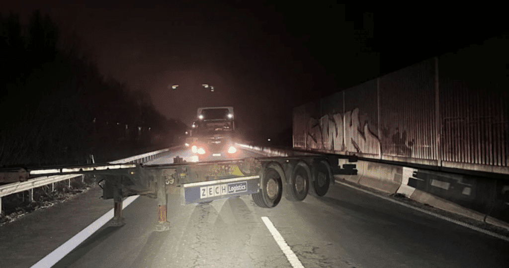 Sattelauflieger blockiert Autobahn A281