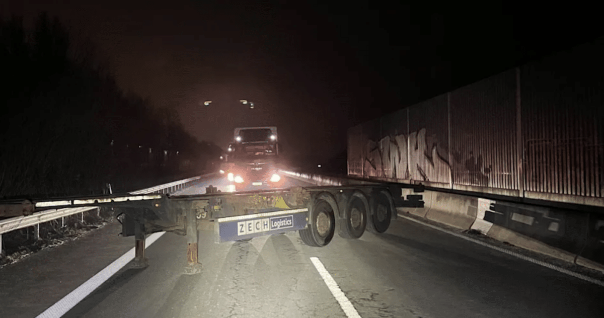 Sattelauflieger blockiert Autobahn A281
