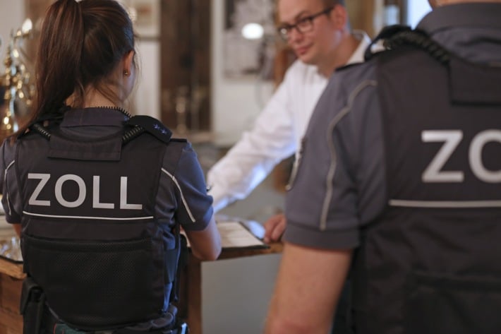 Zoll kontrolliert Teestube in Marl