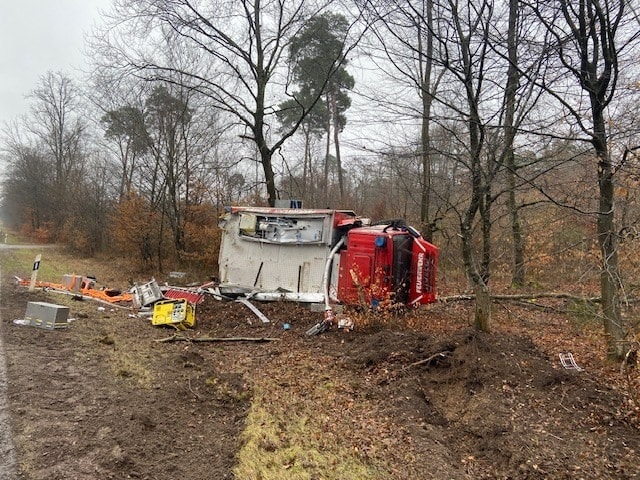 Rüstwagen überschlägt sich auf der L549