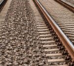 Jugendliche sitzen auf Gleisen – Zug muss zwischen Huntlosen und Sandkrug Schnellbremsung einleiten</h1>  <p>Am frühen Sonntagabend kam es auf der Bahnstrecke zwischen Huntlosen und Sandkrug zu einem gefährlichen Vorfall. Zwei bislang unbekannte Jugendliche hielten sich sitzend im Gleisbereich auf. Eine Triebfahrzeugführerin der NordWestBahn erkannte die Situation rechtzeitig und leitete sofort eine Schnellbremsung ein.</p>  <h2>Zugführerin reagiert schnell und verhindert mögliche Katastrophe</h2>  <p>Der Vorfall ereignete sich gegen 19:15 Uhr. Die Triebfahrzeugführerin bemerkte die beiden Jugendlichen im Gleisbereich und gab umgehend einen Achtungspfiff ab. Gleichzeitig leitete sie eine Schnellbremsung ein, um den Zug rechtzeitig zum Stehen zu bringen.</p>  <p>Der Zug konnte noch vor den Jugendlichen anhalten. Nach bisherigen Erkenntnissen wurden Reisende in dem Zug durch die Notbremsung nicht verletzt.</p>  <h2>Jugendliche fliehen nach dem Vorfall in Waldgebiet</h2>  <p>Unmittelbar nach dem Stopp des Zuges verließen die beiden Jugendlichen den Gleisbereich und liefen in ein angrenzendes Waldgebiet. Trotz sofort eingeleiteter Maßnahmen konnten sie bislang nicht identifiziert werden.</p>  <p>Die <a href="https://www.bundespolizei.de" target="_blank">Bundespolizei</a> in Oldenburg hat Ermittlungen aufgenommen. Die Beamten leiteten ein Strafverfahren wegen eines gefährlichen Eingriffs in den Bahnverkehr ein.</p>  <p>Durch den Vorfall kam es zu erheblichen Störungen im Bahnverkehr. Mehrere Züge waren betroffen, insgesamt summierten sich die Verspätungen auf 192 Minuten.</p>  <h2>Bundespolizei bittet um Hinweise</h2>  <p>Die Ermittler suchen nun nach Zeugen, die Hinweise zu den beiden Jugendlichen geben können. Wer Angaben zu den bislang unbekannten Personen machen kann, wird gebeten, sich bei der Bundespolizei in Oldenburg unter der Telefonnummer 0441-218380 zu melden.</p>  <p>Weitere aktuelle Polizeimeldungen finden Sie auch in unserem Bereich <a href="https://blaulichtmyk.de/news/" target="_blank">News</a> sowie in der Kategorie <a href="https://blaulichtmyk.de/deutschland/" target="_blank">Deutschland</a>.</p>  <h3>Bundespolizei warnt vor lebensgefährlichen Situationen im Gleisbereich</h3>  <p>Die Bundespolizei nimmt den Vorfall zum Anlass, erneut auf die erheblichen Gefahren auf Bahnanlagen hinzuweisen. Der Aufenthalt im Gleisbereich ist verboten und stellt eine große Lebensgefahr dar.</p>  <p>Herannahende Züge sind häufig sehr leise und werden von Personen im Gleisbereich erst spät wahrgenommen. Zudem besitzen Züge einen deutlich längeren Bremsweg als Straßenfahrzeuge, weshalb Lokführer in vielen Situationen nicht mehr rechtzeitig reagieren können.</p>  <p>Auch weggeschleuderte Schottersteine können bei Zugdurchfahrten zu gefährlichen Geschossen werden und schwere Verletzungen verursachen.</p>  <p>Die Bundespolizei appelliert insbesondere an Eltern, mit ihren Kindern über die Gefahren im Bereich von Bahnanlagen zu sprechen und darauf zu achten, wo diese ihre Freizeit verbringen.</p>