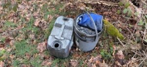 Illegale Ablagerung von Ölkanistern in Eulgem