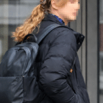 Nicht-binäre Person verklagt Firma