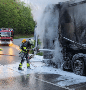 Müllwagen-Brand auf Münchner Auffahrt