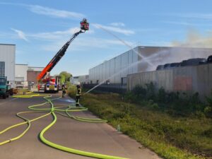 Großbrand in Mülheim beendet: Feuerwehr kämpft 24 Stunden gegen Flammen
