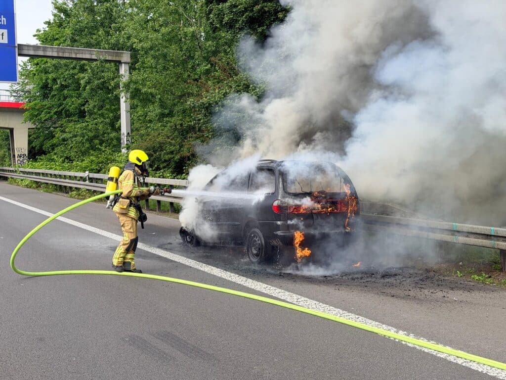 PKW-Brand auf der A52 bei Ratingen