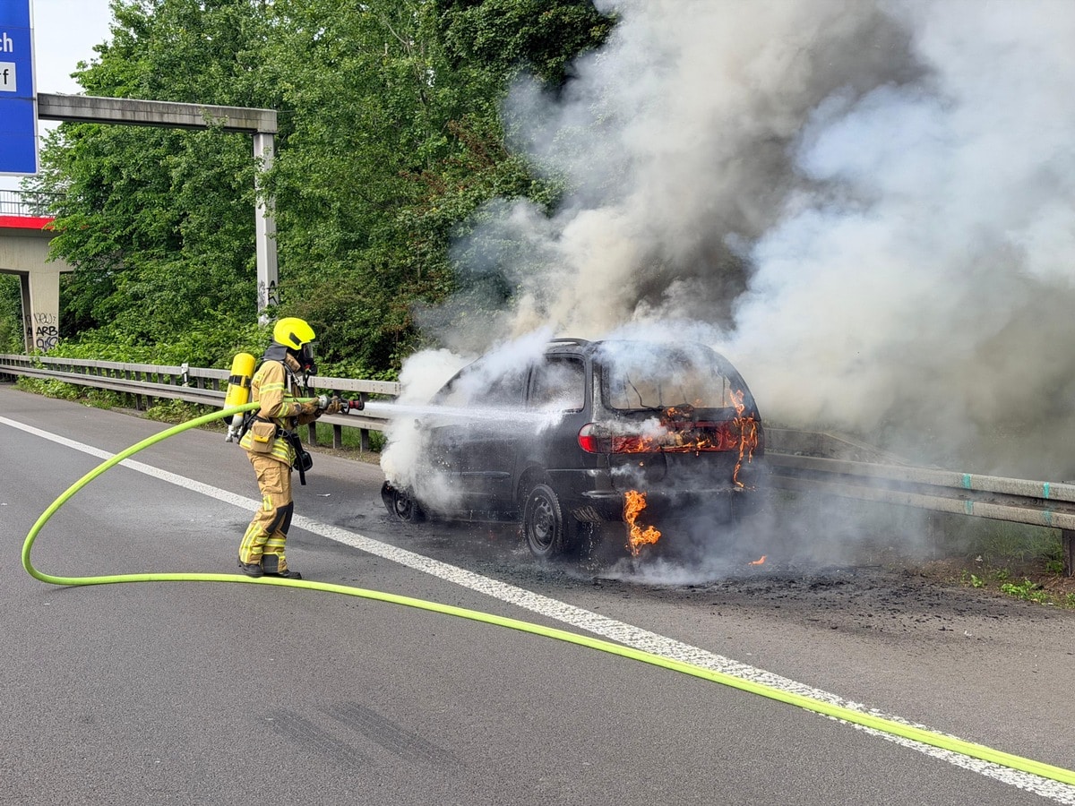 PKW-Brand auf der A52 bei Ratingen