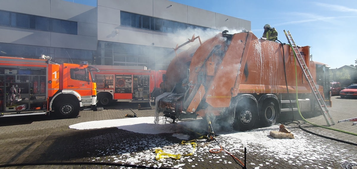 Brand im Sperrmüllfahrzeug Langenfeld