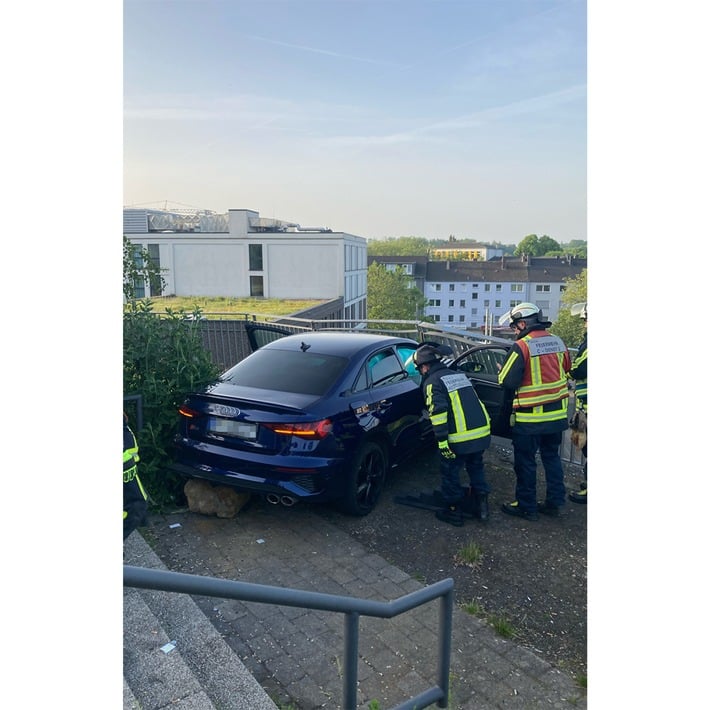 Audi S3 fährt Treppe in Bochum hinunter