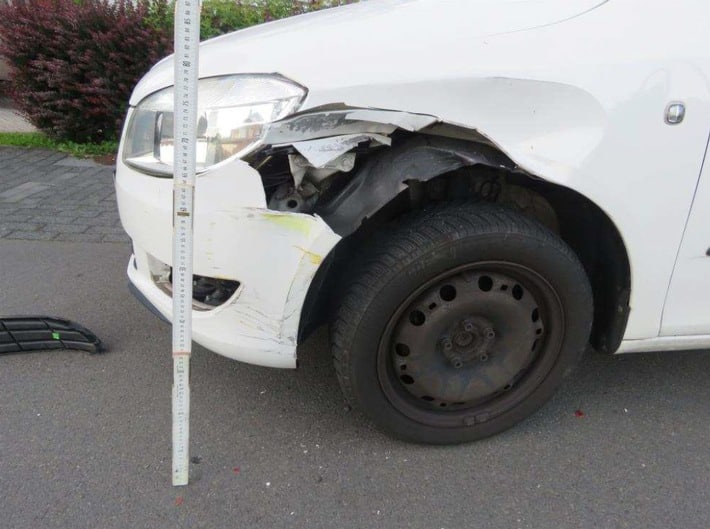 Unfallflucht: Wer sah den gelben Schlepper mit weißem Auto?