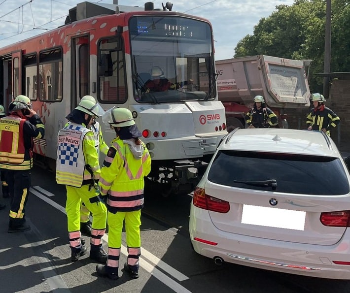 Stadtbahn kollidiert mit PKW in Bonn-Beuel