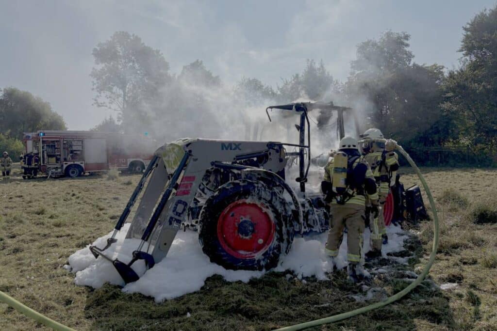 Ein Traktor brannte bei Buchholz Wallau am Samstagmorgen.