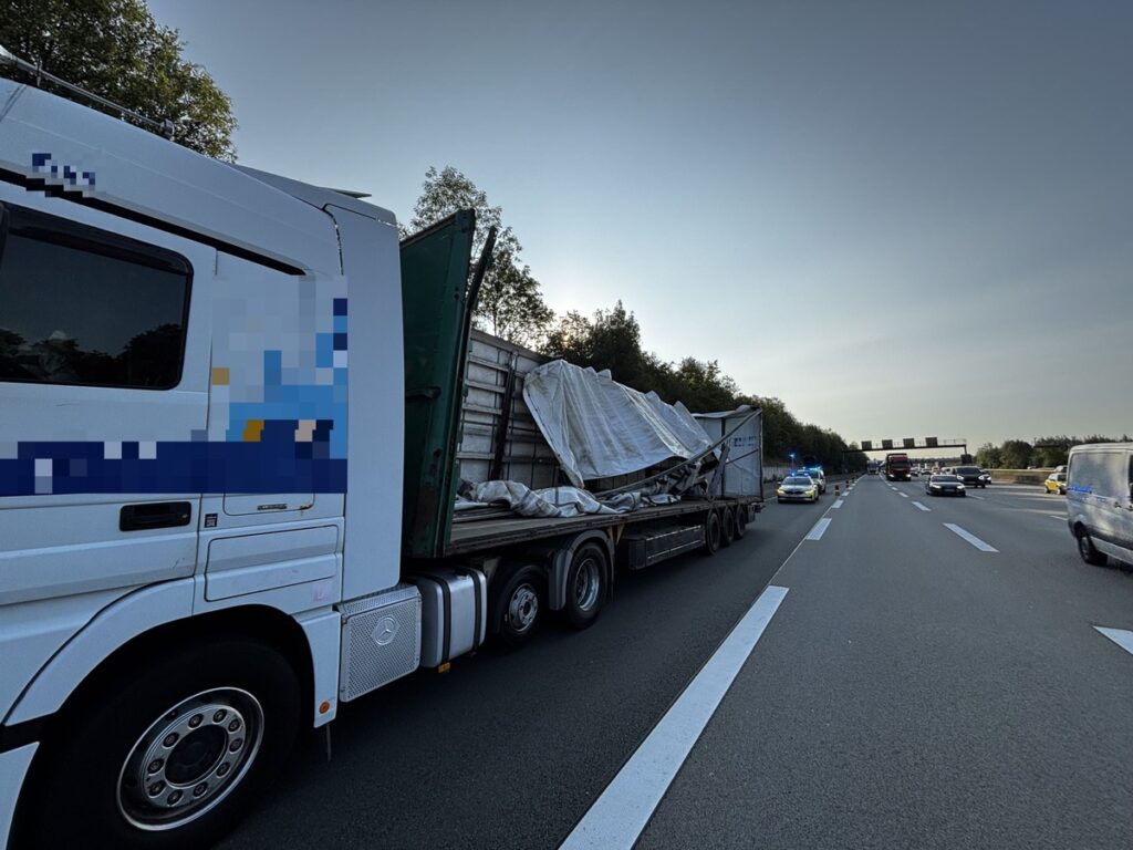Beschädigter Sattelzug auf der A3
