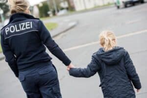 Vater steigt zum Rauchen aus – ICE fährt mit einjähriger Tochter weiter