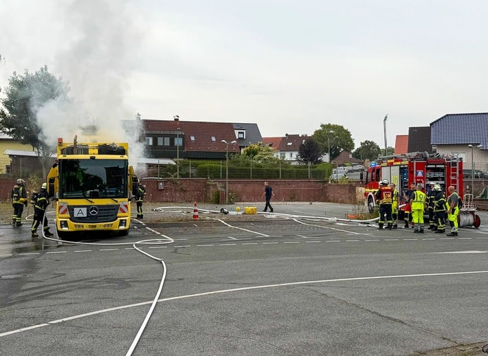 Müllwagen mit Brand fährt zur Feuerwache