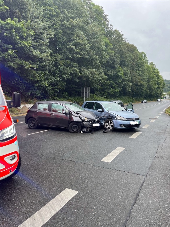 Verkehrsunfall in Hückeswagen: Zwei Verletzte nach Kollision auf der Peterstraße