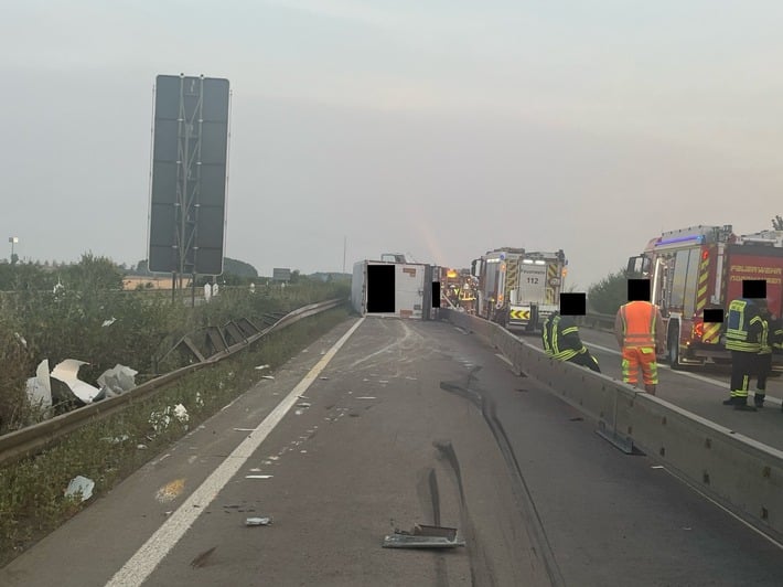 Sattelzug kippt auf A38
