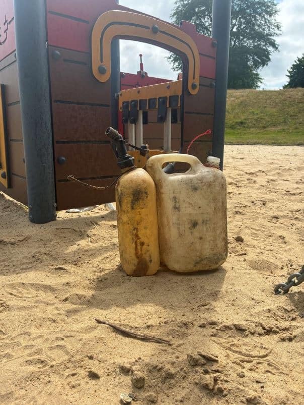Altöl auf Spielplatz in Bremerhaven entsorgt!