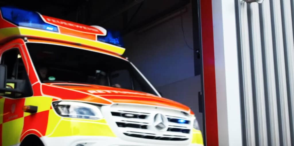 Bei einem Verkehrsunfall in der Gelsenkirchener Altstadt wurde am Mittwoch, 29. Juli 2026, ein siebenjähriges Kind schwer verletzt. Gegen 17 Uhr fuhr ein 25-Jähriger mit seinem Auto über die Ringstraße. Kurz nachdem der Essener in die Elisabethstraße abgebogen war, trat der Junge zwischen den am Fahrbahnrand geparkten Autos hervor auf die Fahrbahn. Trotz niedriger Geschwindigkeit des Autos war ein Zusammenstoß nicht mehr zu verhindern. Hierbei wurde das Kind aus Mettingen schwer verletzt. Im weiteren Verlauf wurde der Minderjährige in Begleitung seiner Mutter vom Rettungsdienst in ein Gelsenkirchener Krankenhaus gebracht.