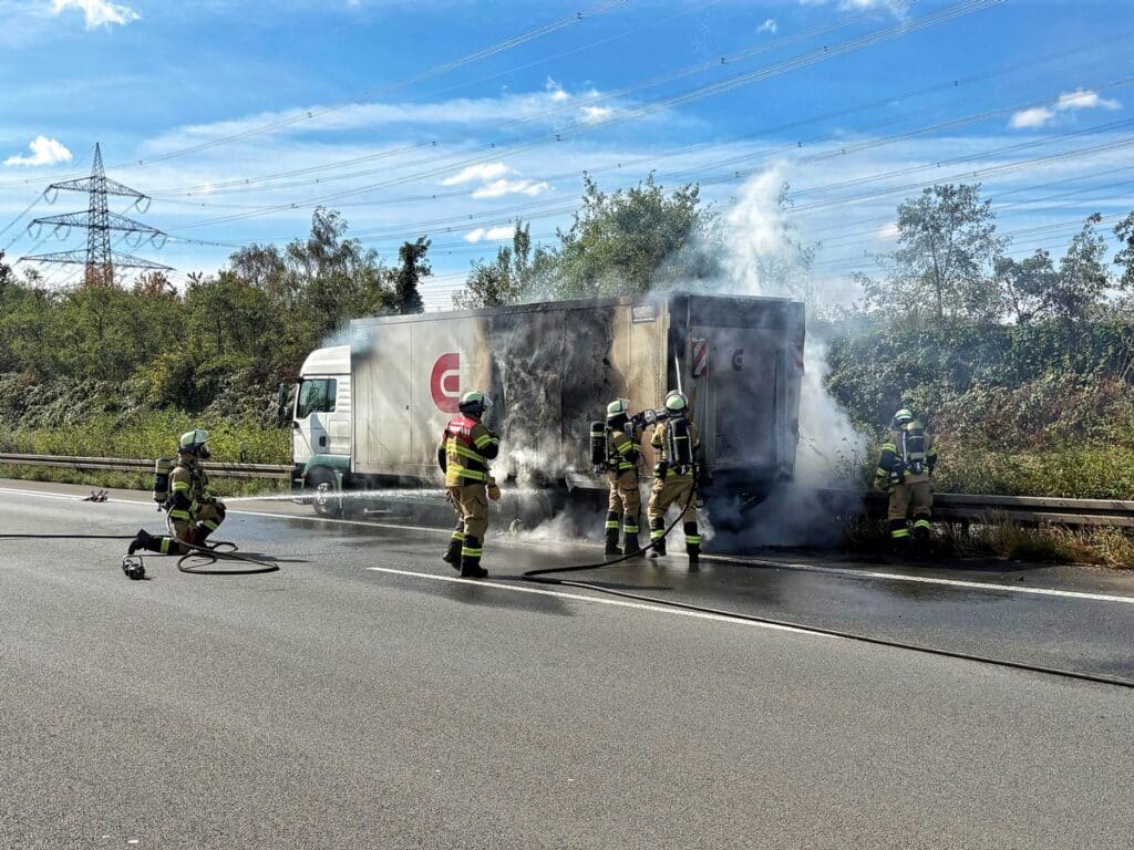 Lkw-Brand auf der A57