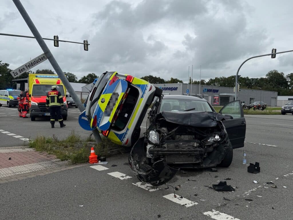 Polizeiwagen kippt nach Unfall in Aurich