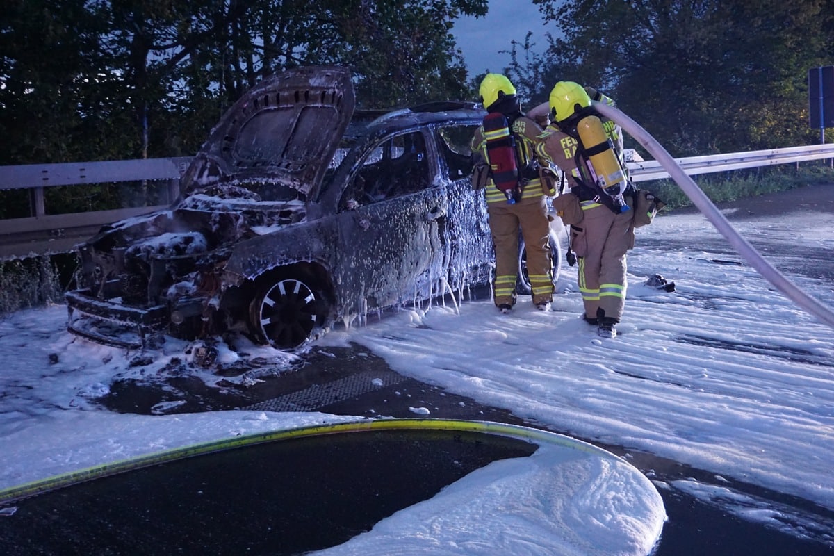 PKW brennt auf A52 bei Ratingen vollständig aus