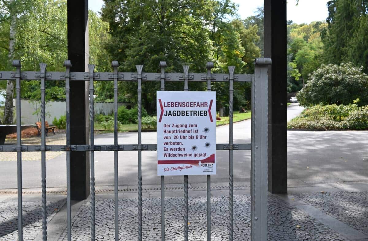 Hauptfriedhof Koblenz nachts gesperrt