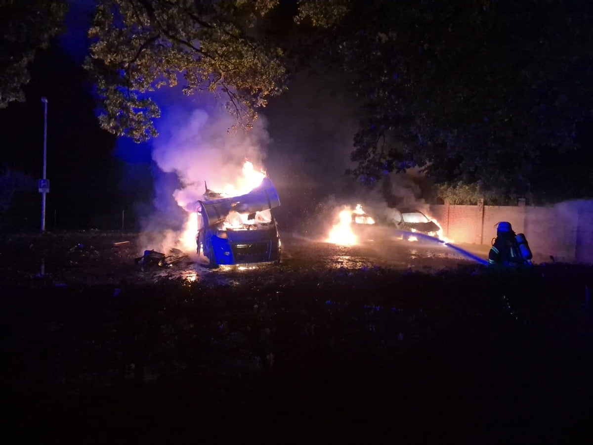 Mehrere Fahrzeuge brennen lichterloh auf Friedhofsparkplatz