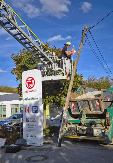 Lkw fährt Telefonmast in München an