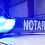 Sekundenschlaf auf B49 bei Montabaur: Sprinter kracht gegen Baum