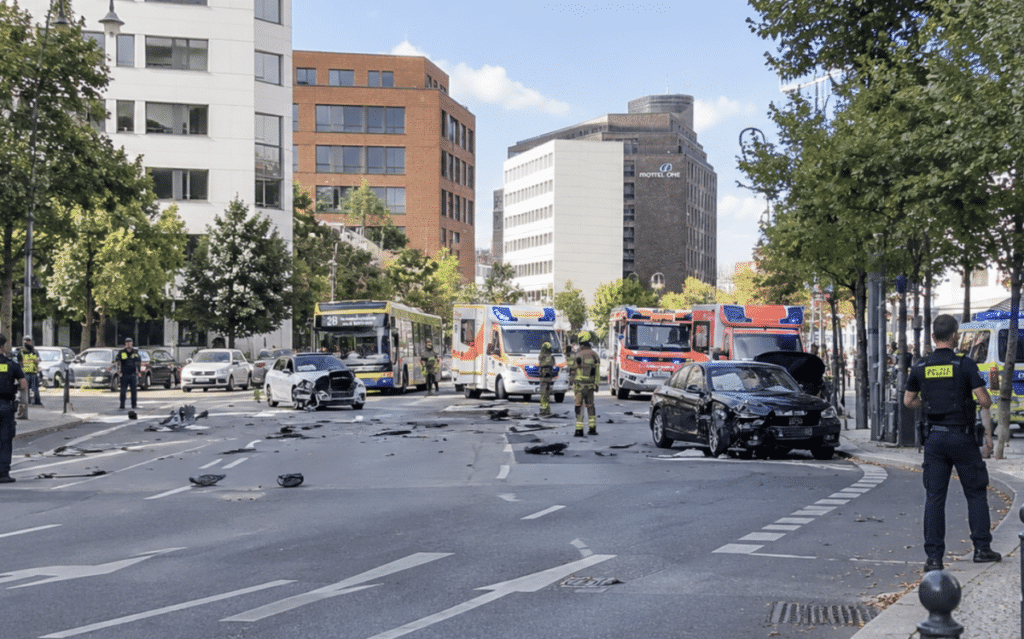 Unfall mit Polizeiauto in Berlin-Kreuzberg an der Axel-Springer-Straße