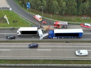 Unfall am Hermsdorfer Kreuz: Fünf Fahrzeuge kollidieren – zwei Verletzte