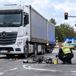 Tödlicher Unfall auf B220: Radfahrer wird von LKW erfasst