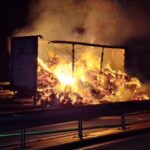 Heu-Anhänger brennt in Bremen