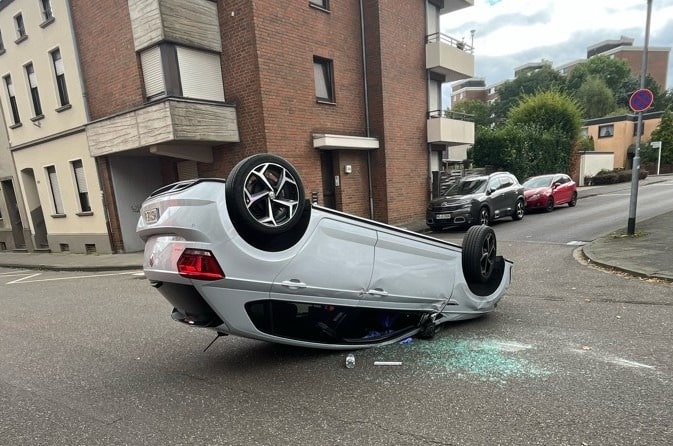 Unfall auf der Annakirchstraße: VW Polo landet auf dem Dach