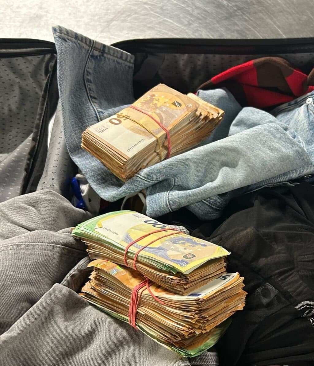 Zoll findet 74.160 Euro