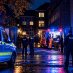 Nächtlicher Einsatz vor Backsteingebäude