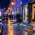 Nächtlicher Feuerwehreinsatz vor zerbrochenem Schaufenster