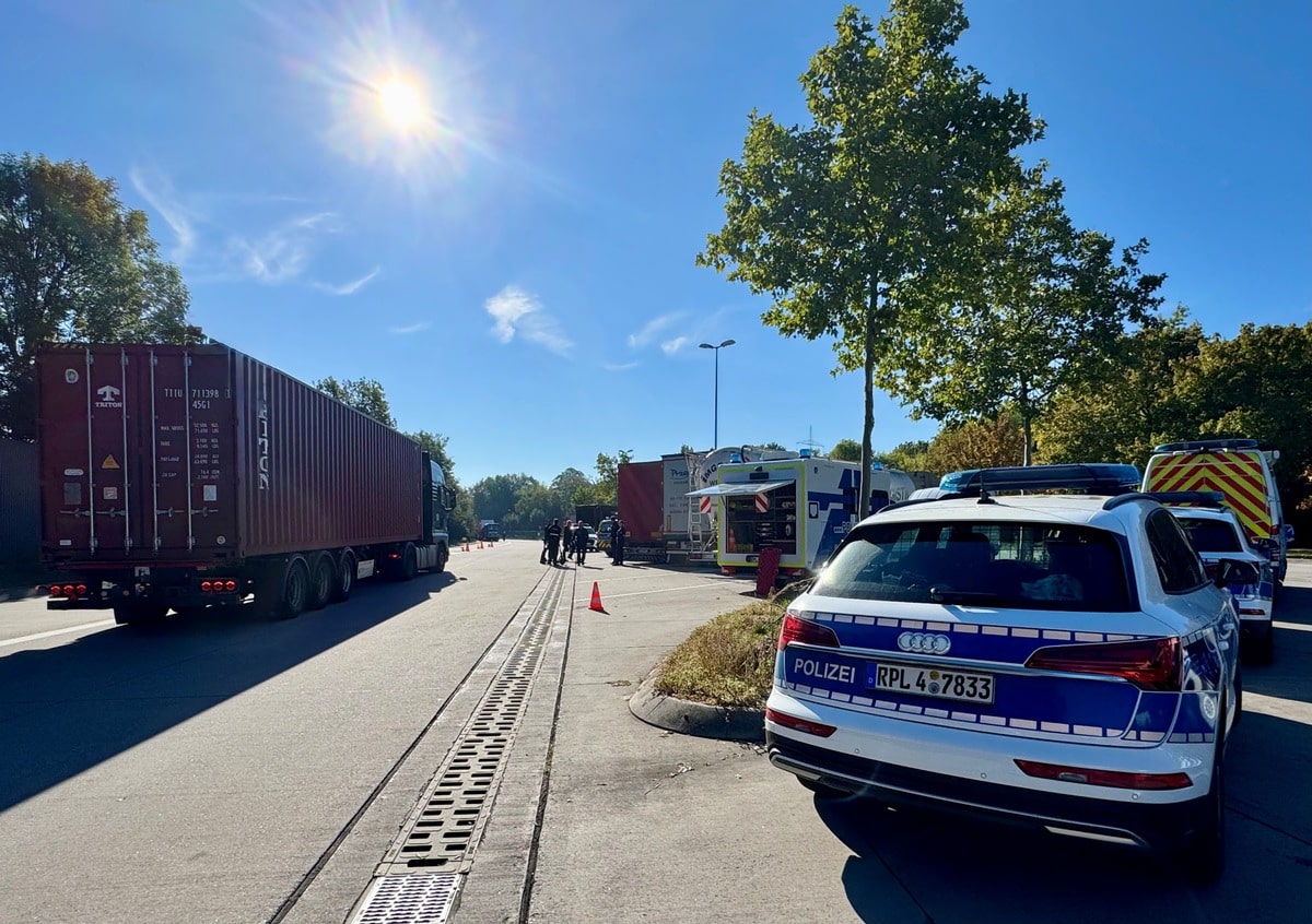 A61-Großkontrolle Parkplatz Menhir
