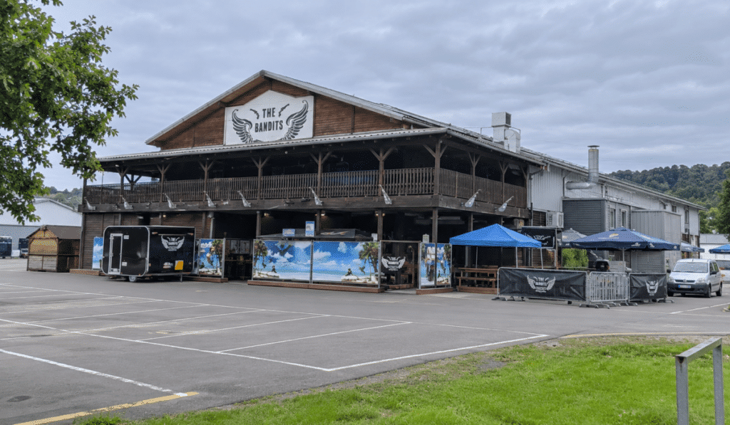 Rustikale Bandits Eventhalle unter Wolken
