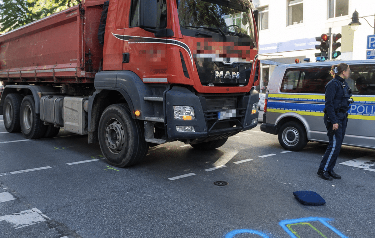 Tödlicher Unfall in Ebersberg – Polizei sichert Unfallstelle nach einem schweren Lkw-Unfall an einer Ampel